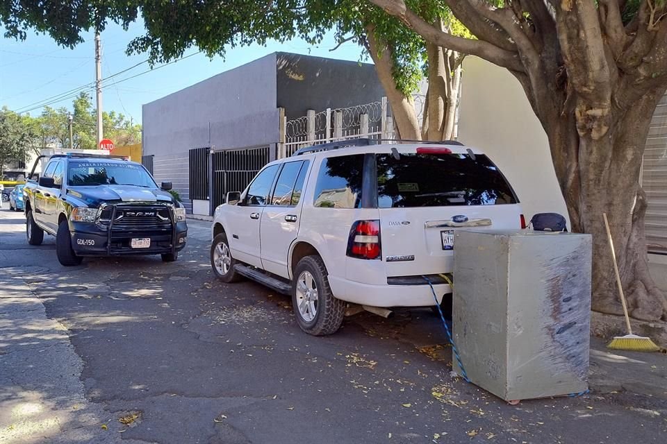 Por el peso de la caja fuerte, los ladrones tuvieron que pedir ayuda para poder cargarla, aunque al final la ataron a una camioneta para arrastrarla.