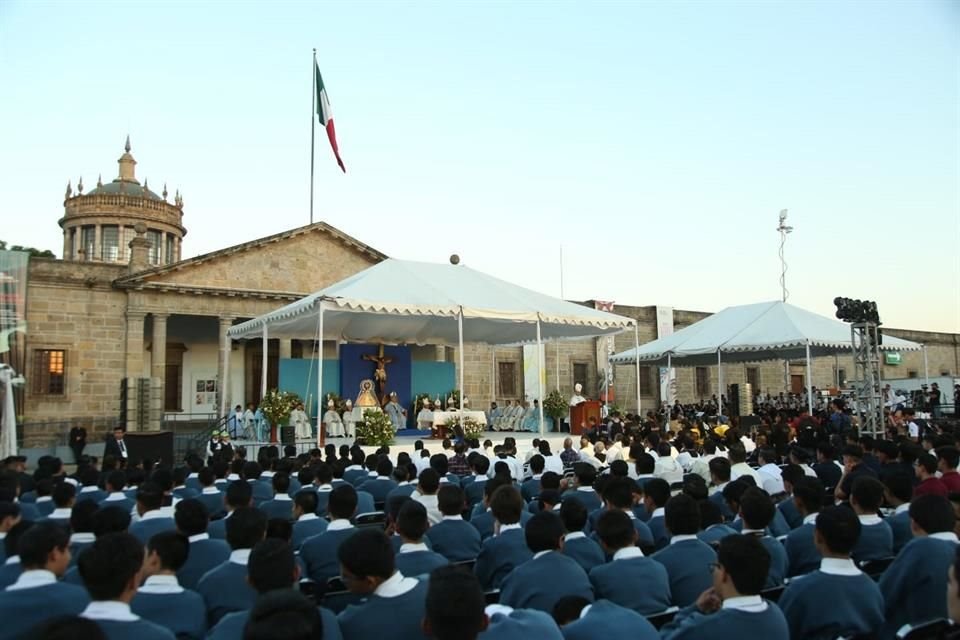 El Obispo Manuel González Villaseñor tuvo a su cargo la homilía desde la explanada del Instituto Cultural Cabañas.