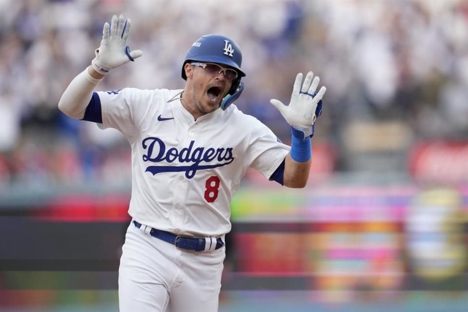 Kiké Hernández celebra tras pegar cuadrangular.