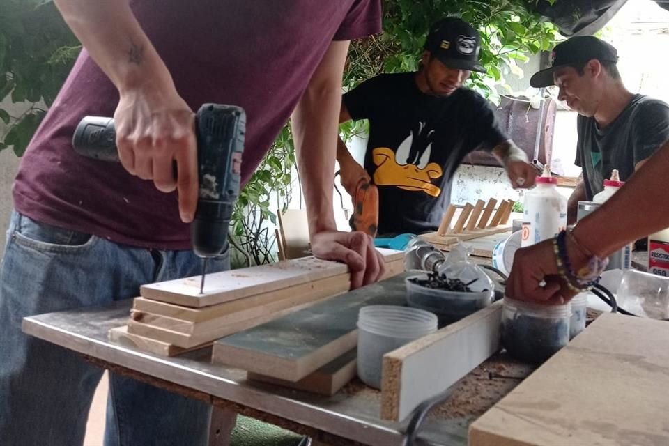 La instalación de los percheros se hace en el exterior de escuelas, tiendas o casas.