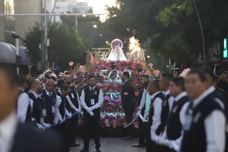 La imagen religiosa salió alrededor de las 6:30 horas horas de la Catedral metropolitana custodiada por su Guardia de Honor y elementos de la Policía Estatal.