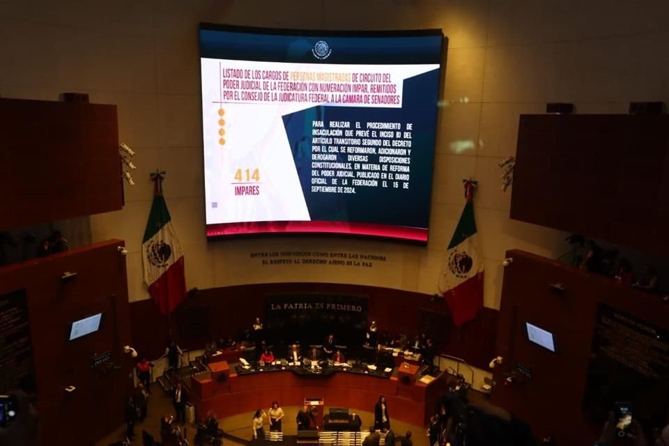 Gerardo Fernández Noroña, presidente de la Mesa Directiva del Senado, informó de la presencia de un notario público de la CDMX.