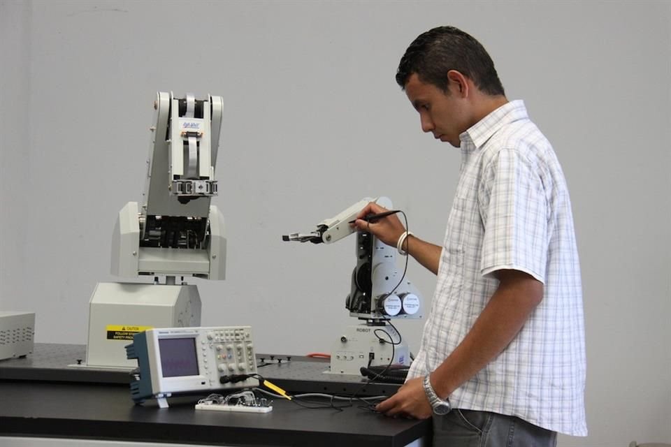 La Universidad de Guadalajara amplió su oferta educativa. A partir del próximo año se abrirán dos nuevas ingenierías.