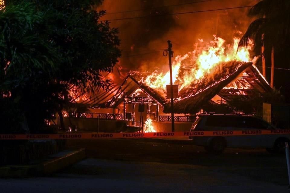 Restaurante 'La Cabaña', en playa Caleta de Acapulco, se incendió esta noche; primeros reportes indican pérdida total del establecimiento.