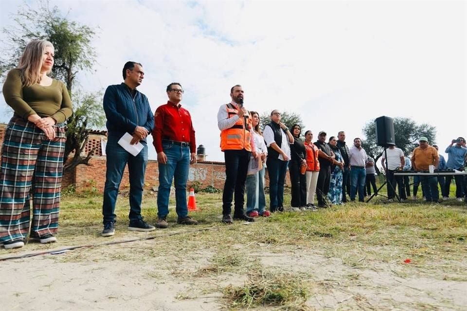 Esta mañana dieron el banderazo para construir 950 metros de líneas de conducción para agua potable para el nuevo Hospital de Especialidades del ISSSTE en Tlajomulco.