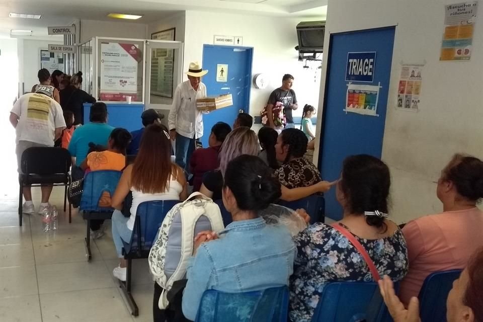 Ante alza de casos de dengue en Jalisco, hospitales públicos habilitaron áreas exclusivas para pacientes afectados, denominadas 'dengarios'.