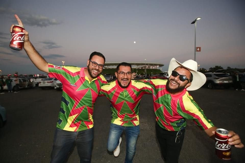 Algunos llegaron portando la playera que usaba Jorge Campos.