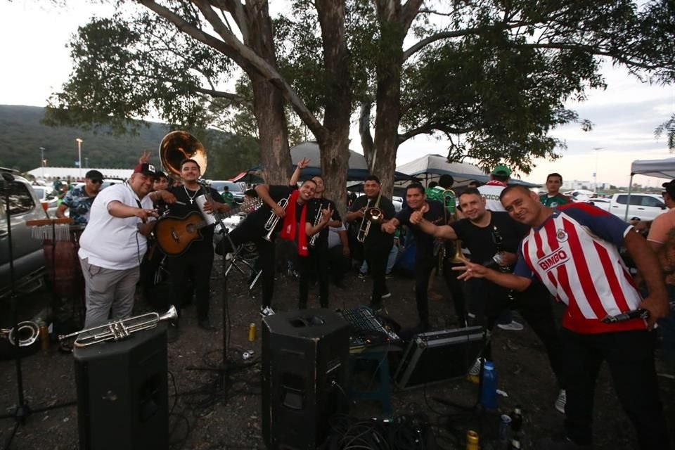 ¡Ambientazo! hasta con banda afuera del estadio.