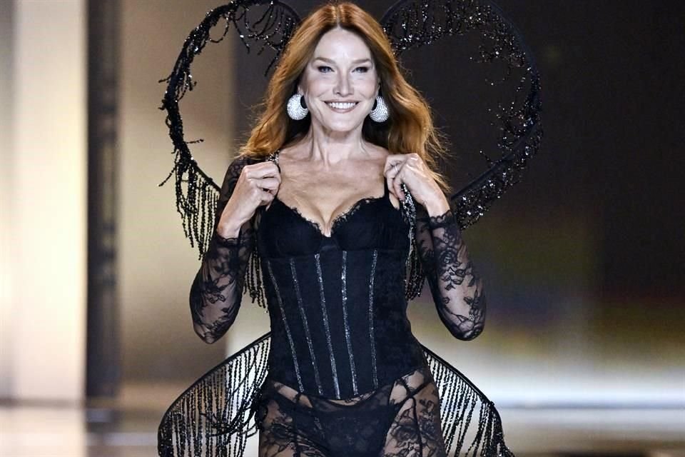 Sorprendió Carla Bruni, ex Primera Dama de Francia, muy segura en el escenario.