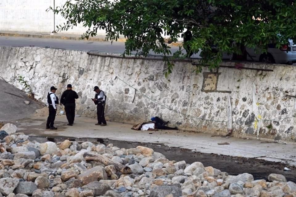 El taxista fue asesinado a balazos la tarde de este 15 de octubre en Avenida Cuauhtémoc, en el Fraccionamiento Hornos, en Acapulco.