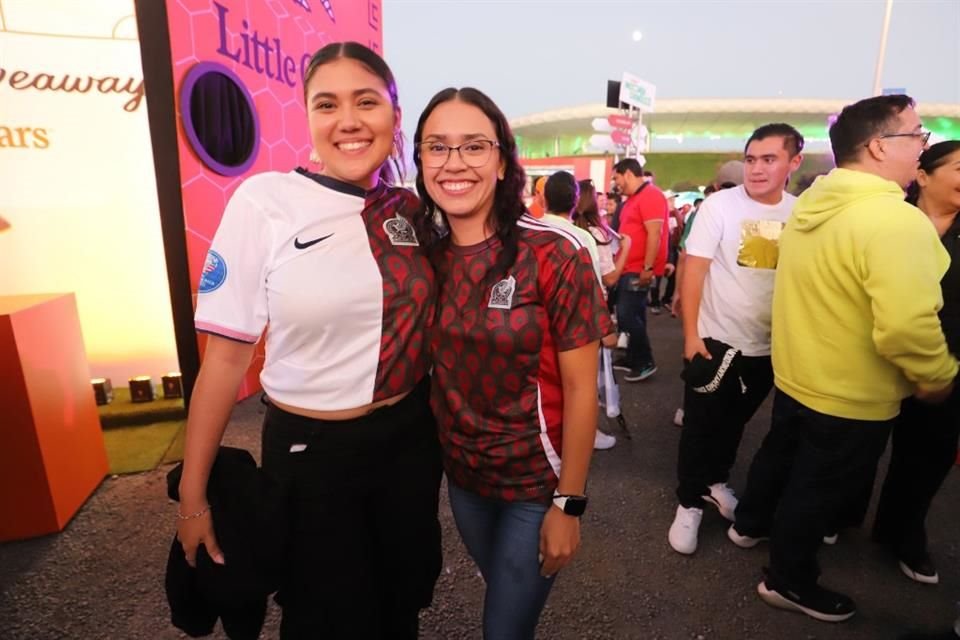 Celeste Sevilla tiene doble nacionalidad, pues nació en Estados Unidos, pero vive en Guadalajara, por eso su playera tiene ambos colores.