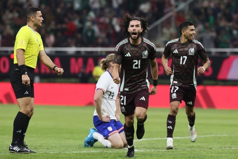 César 'Chino' Huerta volvió al Estadio AKRON, su antigua casa y fue ovacionado al marcar el 2-0.