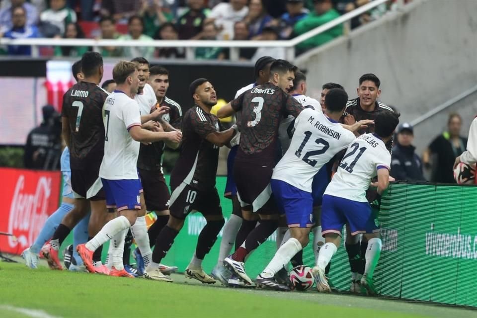 Los ánimos entre los equipos se calentaron al minuto 74 y hubo empujones entre Alejandro Zendejas, Jesús Angulo y Edson Álvarez