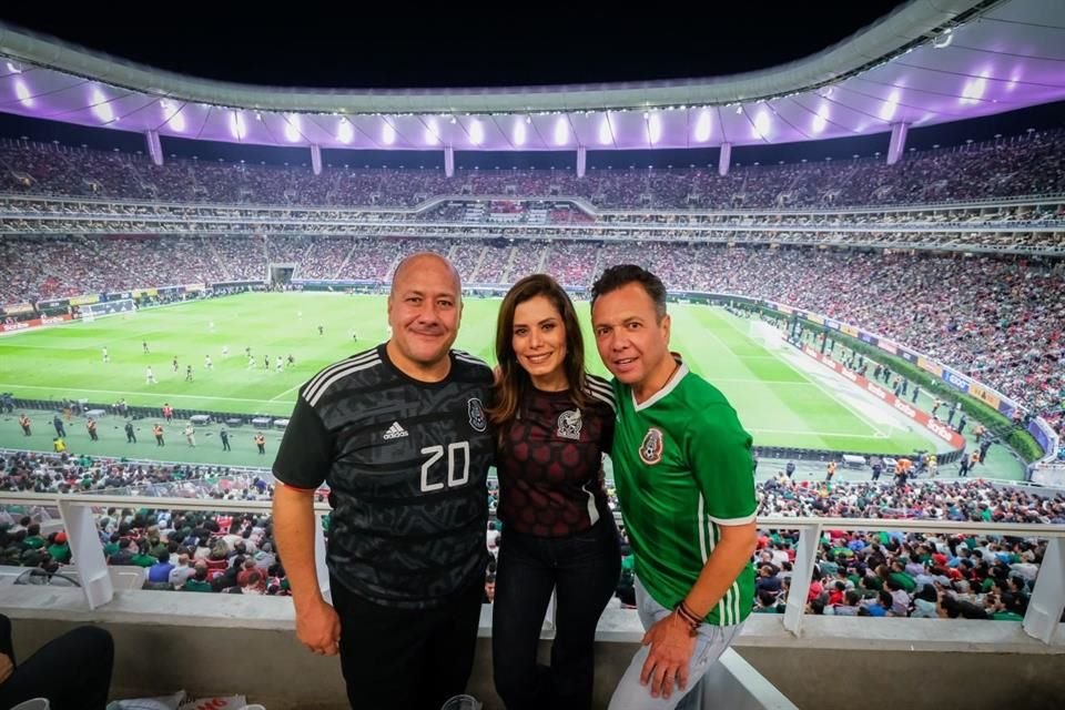 Enrique Alfaro, Verónica Delgadillo y Pablo Lemus en el partido amistoso entre México y EU en el Estadio AKRON de Guadalajara, donde el Tri venció con el marcador en 2-0.