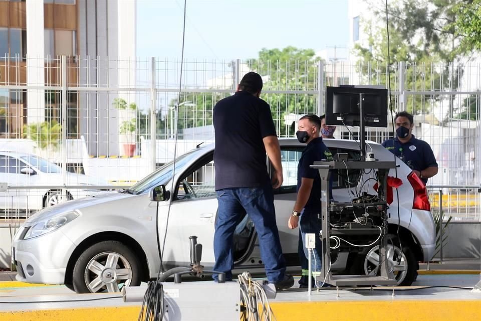 La verificación vehicular en Jalisco inició ayer entre desconcierto, con tres centros de medición y tiempo promedio de atención de 16 minutos.