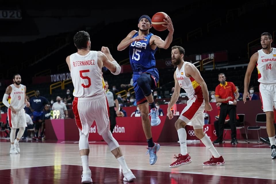 Booker en acción ante el cuadro ibérico.
