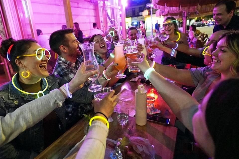Bajo la nueva política, las personas que quieran acceder a restaurantes en espacios cerrados deberán mostrar una prueba de vacunación contra Covid-19.