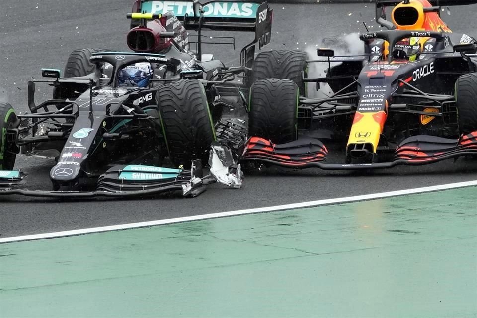 Red Bull aún no digiere que en últimas dos carreras hayan perdido lideratos de Constructores y Pilotos por culpa, según ellos, de Mercedes.