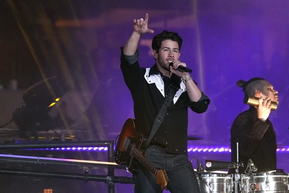 Nick Jonas abandonó el escenario durante un concierto de los Jonas Brothers en Praga, tras ser apuntado con un láser.