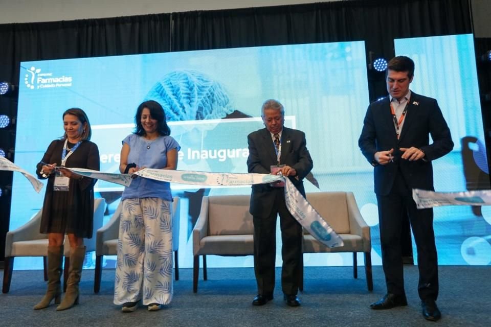 Lourdes Cázares, vicepresidenta del Comité Técnico de Expo Guadalajara; Eleonora García, directora de Expo FAC; Antonio Pascual, presidente de Anafarmex y Luiz Bellini, director general de RX México, inauguran segunda edición de Expo FAC.