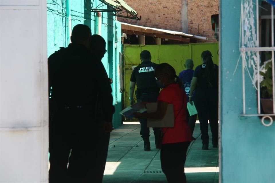 Señalan vecinos que días antes, el hombre que fue localizado sin vida fue al médico porque había ingerido un químico en su trabajo, una joyería, y tras regresar, no lo vieron salir.