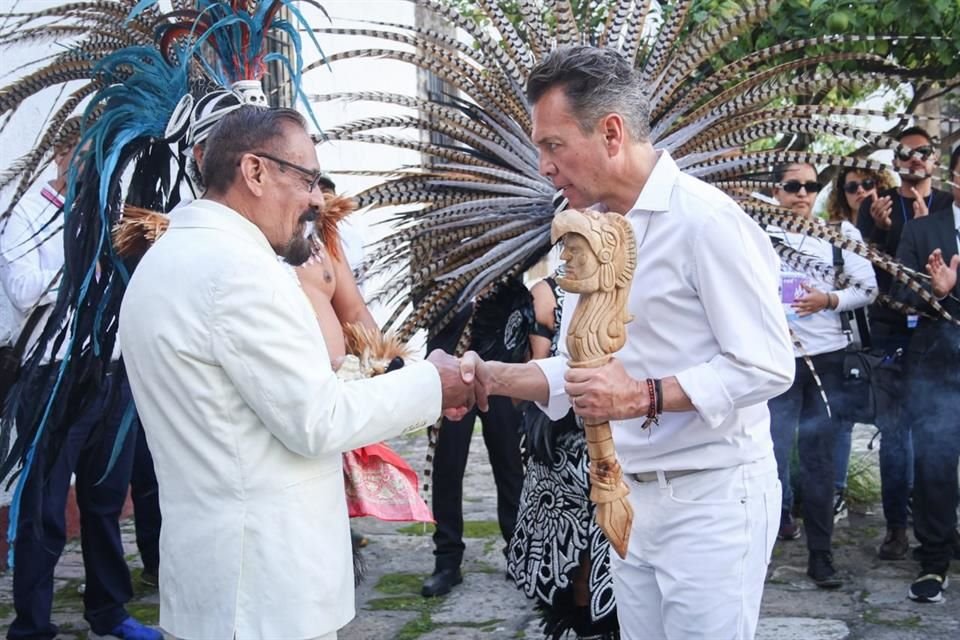 Cuarteles de danzantes de Zapopan entregaron el bastón de mando a Pablo Lemus, durante la Romería 2024.