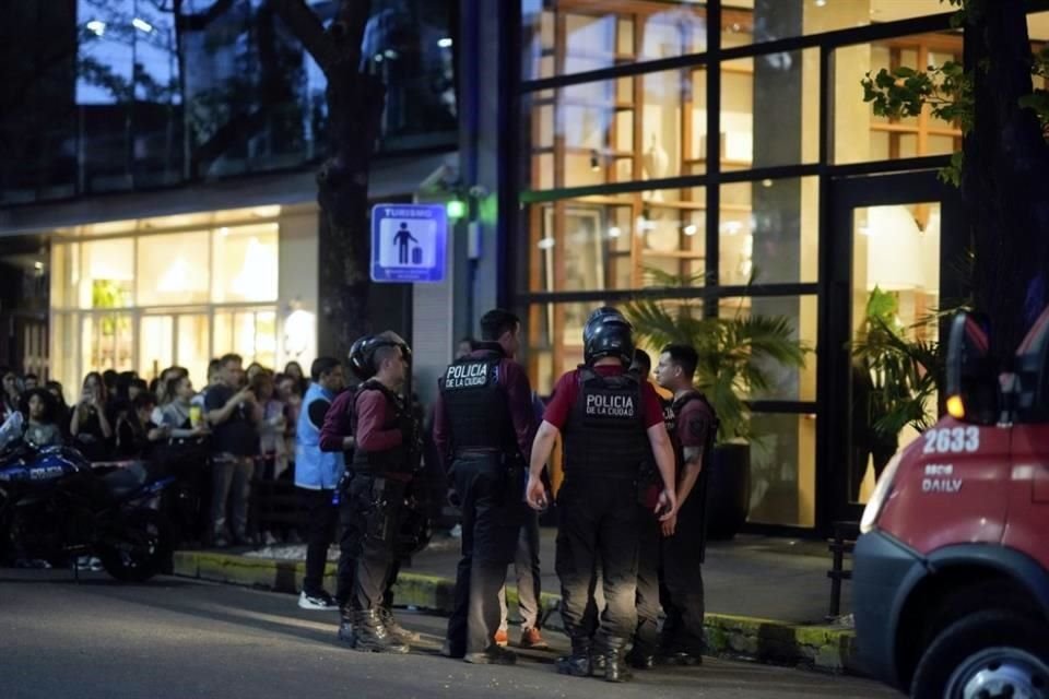 La policía recibió órdenes de no hablar con los medios ni con los fans al respecto.