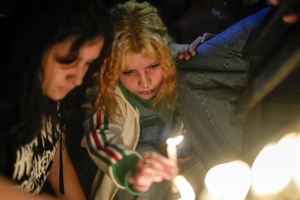 Cientos de fans están rindiendo tributo al cantante en las inmediaciones del hotel donde murió.