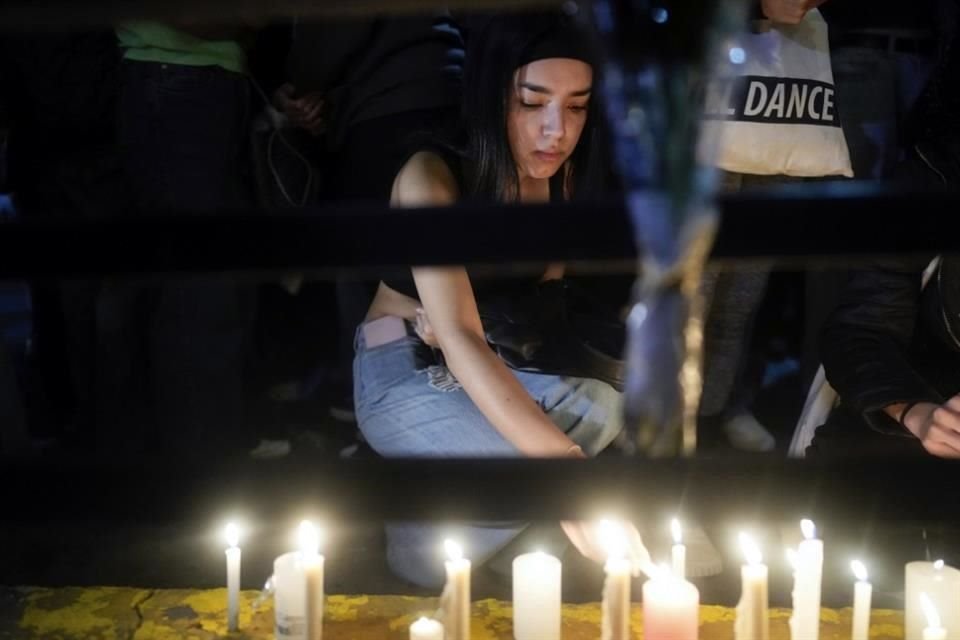 Las muestras de cariño incluyen a fans cantando las rolas de Payne en la calle.