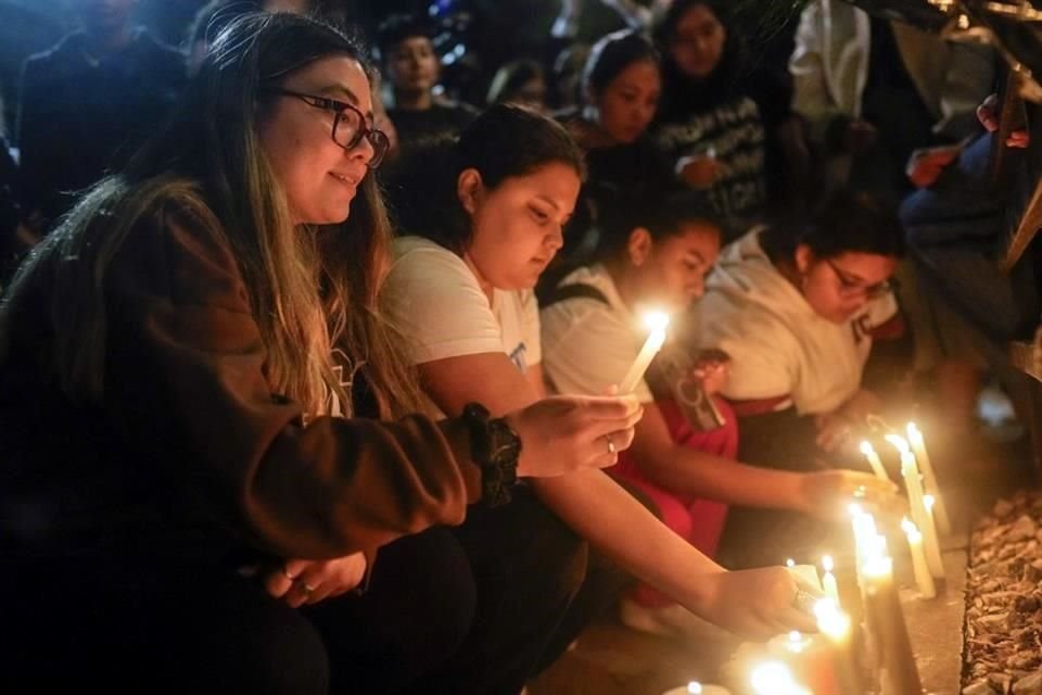 El ánimo que se vive fuera del hotel es de solemnidad y tristeza.