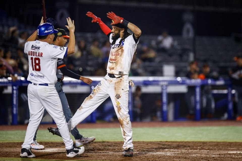 Billy Hamilton, jardinero central de los Charros de Jalisco, conectó tres hits en la noche, entre ellos un jonrón de campo.