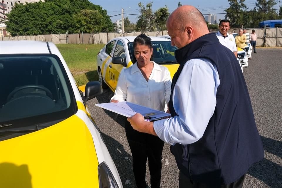 Gobierno de Jalisco inició la entrega de estímulos económicos del programa de renovación de taxis para el AMG, al entregar 50 vehículos.