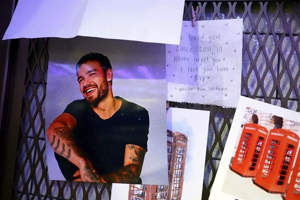 Frente al hotel CasaSur del barrio de Palermo donde ocurrió la tragedia, fans acudieron a rendir homenaje al músico dejando cartas y flores en un altar improvisado con su fotografía.