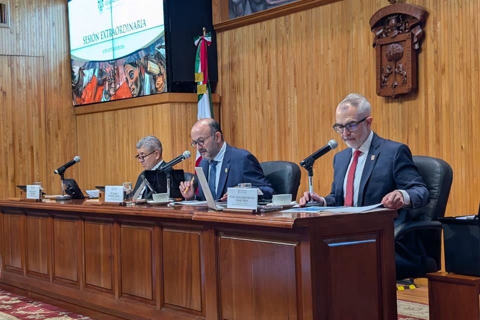 Sesión extraordinaria del consejo general universitario dirigida por el rector Ricardo Villanueva.