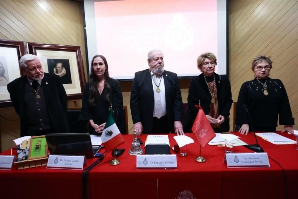 Adolfo Castañón, Marina Garone, Gonzalo Celorio, Ascensión Hernández Triviño y Concepción Company durante la ceremonia de ingreso.