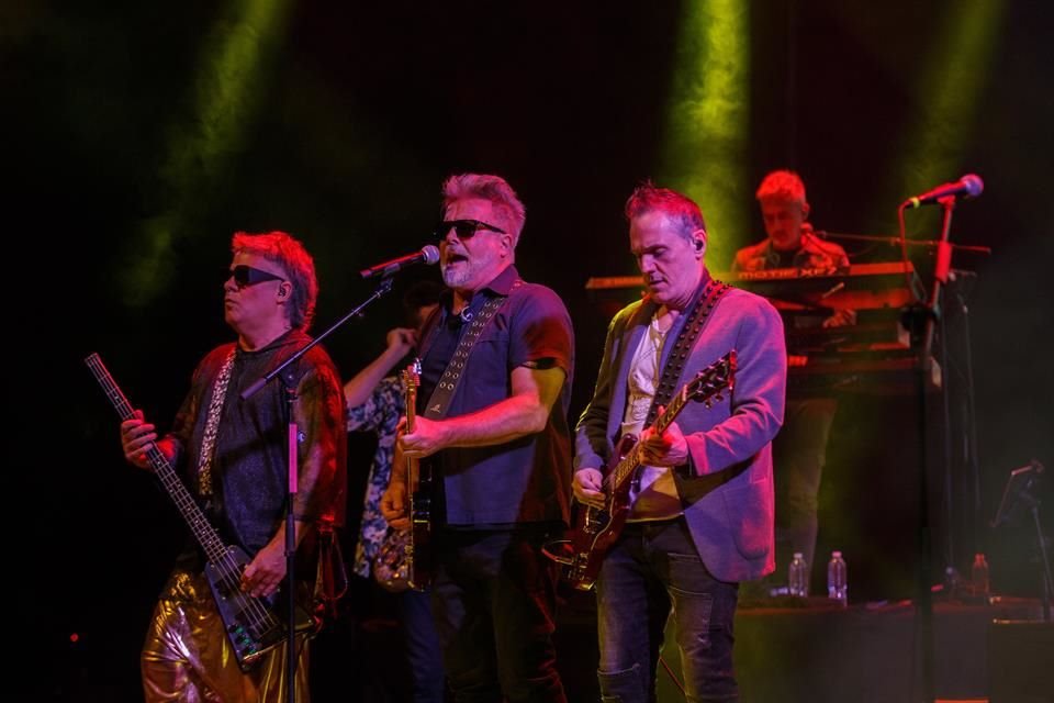 Los Pericos en el Teatro Diana.