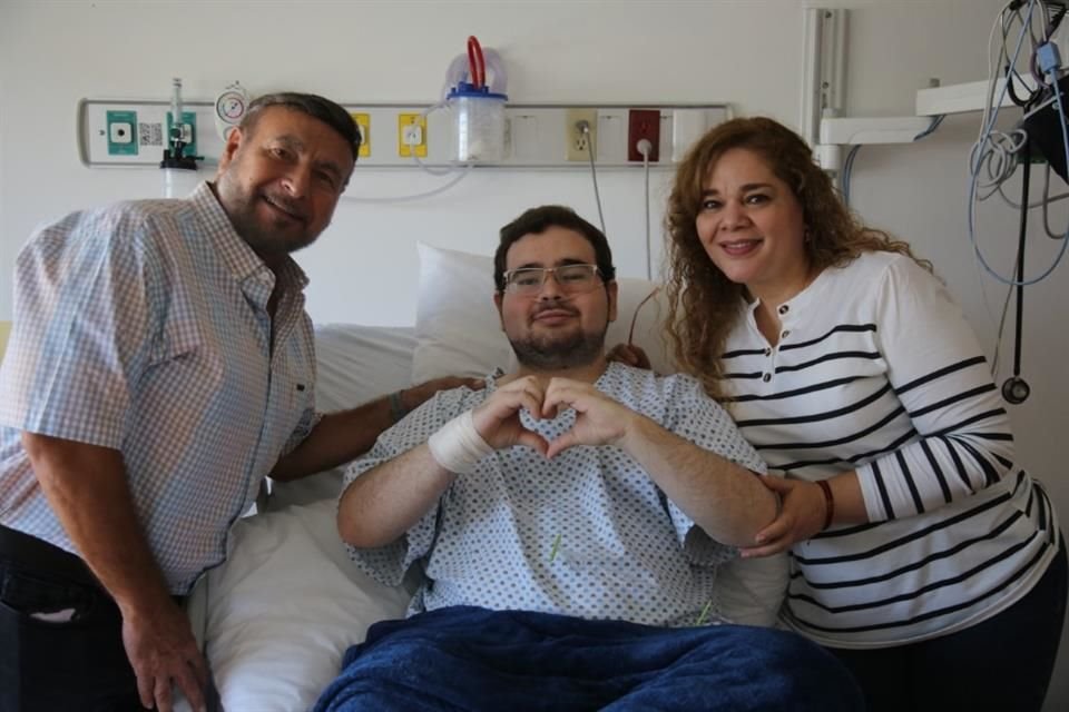 Ulises Josué Calva Bravo, joven candidato a transplante de Pulmón en Jalisco, junto con sus papás.