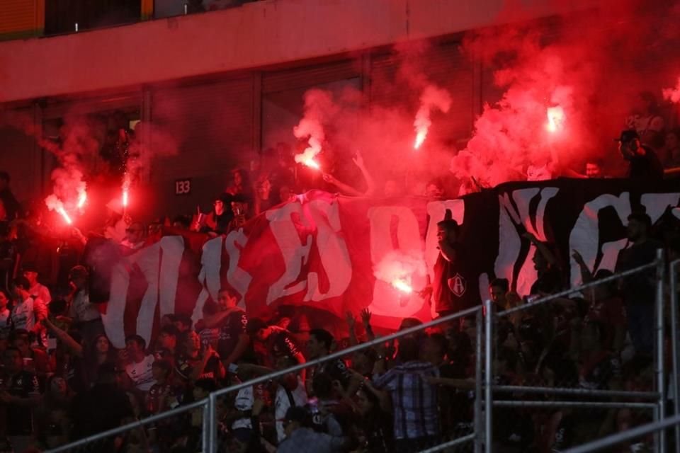 Aficioandos prendieron bengalas y mostraron una manta con la leyenda: '¡Atlas es de su gente!'.