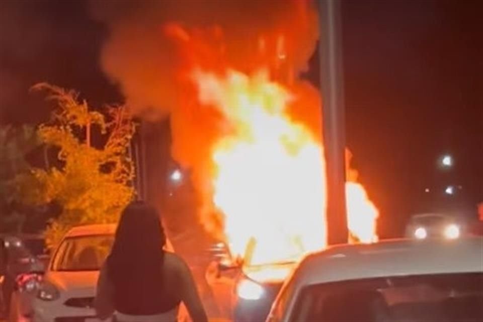 Un auto que llevaba un tanque de gas se incendió en el CUCSH.