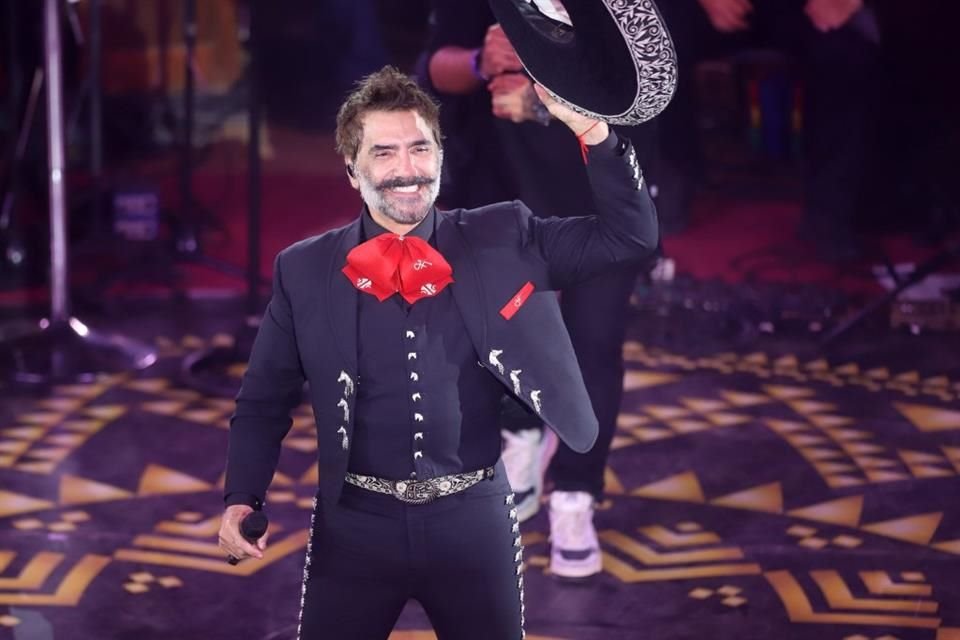 Para cerrar el año, el cantante de 53 años se prepara para la gira 'De Rey a Rey', dedicada a Vicente Fernández.