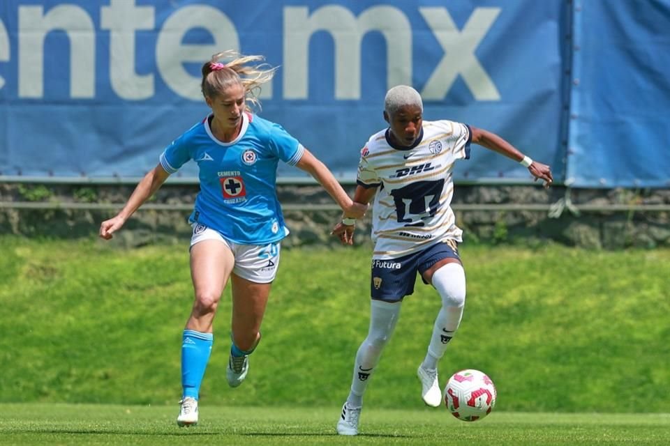 Pumas Femenil dio un paso importante a la Liguilla luego de vencer de visita 5-4 a Cruz Azul, partido donde las defensas la pasaron mal.