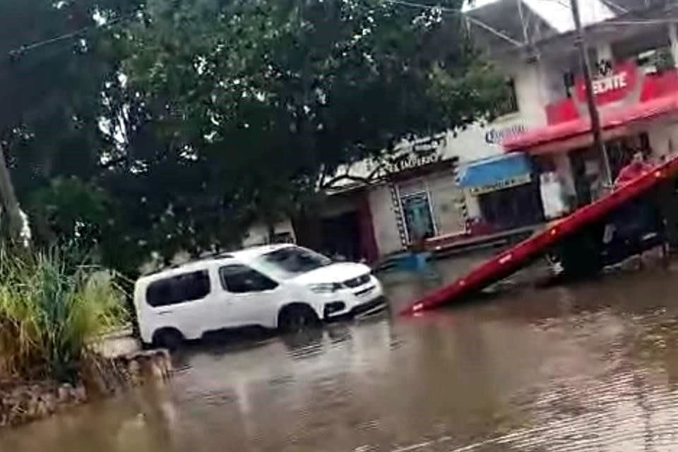 En Chetumal, Quintana Roo, también automovilistas pidieron ayuda para poder mover sus vehículos debido a la altura del agua.