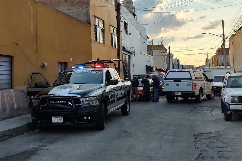 Una riña ocurrida este sábado en calles de la Colonia San Juan, en Tlaquepaque, dejó a un hombre muerto, cuyo cuerpo quedó tirado en el sitio, con una herida profunda en el abdomen.