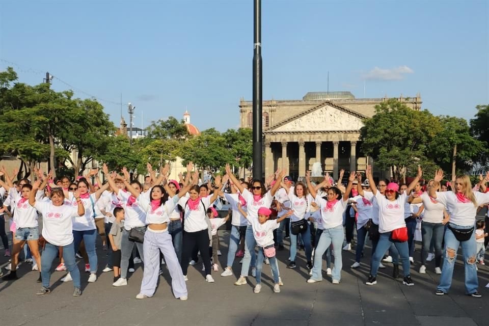 El Colectivo Papalotl realizó una activación para sensibilizar a la población acerca del cáncer de mama.