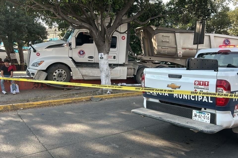 El chofer de un tráiler sufrió un infarto, al circular por Juan de la Barrera y Periférico, en Tlaquepaque.