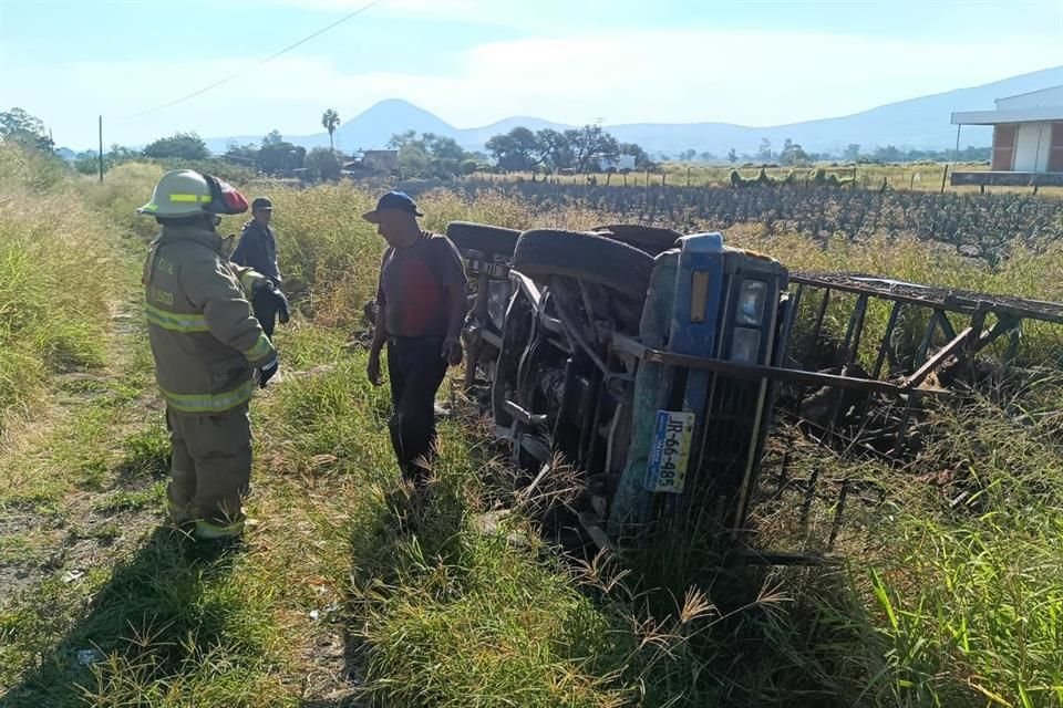 El conductor de una camioneta volcó en Poncitlán.