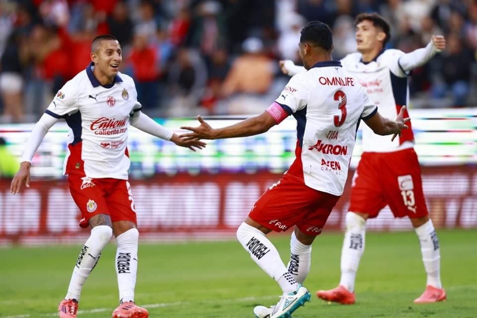 Tras la victoria 2-0 sobre Pachuca, en el primer juego de liga sin el DT Fernando Gago, el Guadalajara alcanzó los 18 puntos.