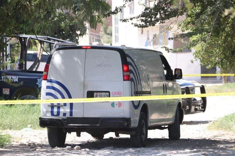 Los restos fueron trasladados hacia la morgue metropolitana a bordo de la unidad del Instituto Jalisciense de Ciencias Forenses.