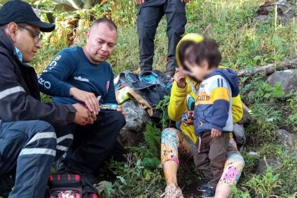 Gracias al uso de un dron con cámara térmica, Protección Civil de Tlajomulco localizó y rescató a una familia extraviada en el Cerro Viejo.