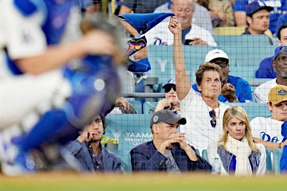 El actor Rob Lowe celebró el triunfo de los Dodgers a lo grande, repartiendo abrazos y aplausos para los miembros del equipo.